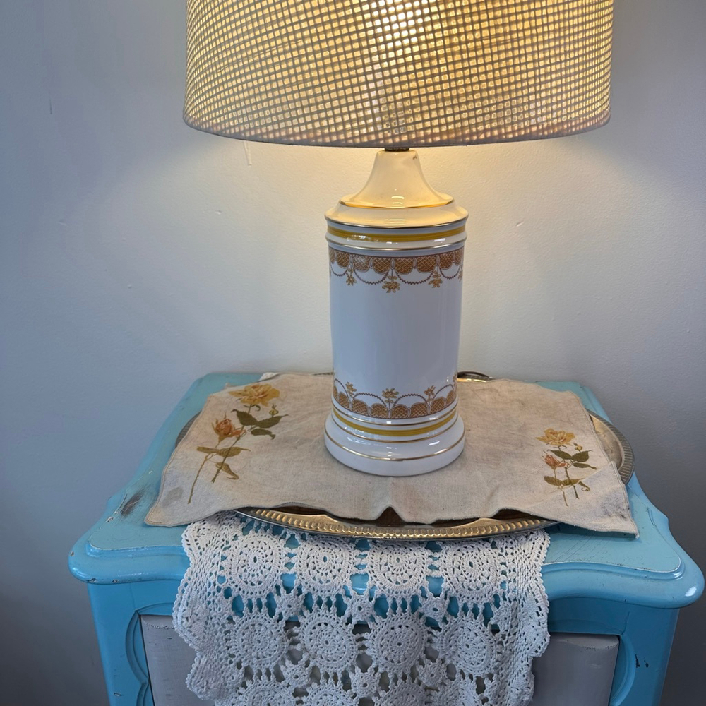 Vintage Mid-Century Ceramic Table Lamp | White w/ Harvest Gold Trim | Regency - Picture 8 of 8